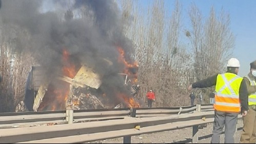 Un muerto deja accidente de camión en la Ruta 5: la cabina del vehículo terminó incendiada