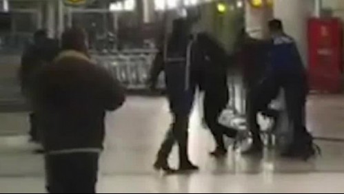 Video registra violenta pelea entre taxistas autorizados y 'pirata' en el aeropuerto