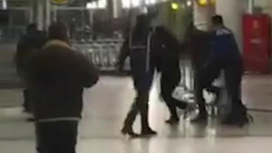 Video registra violenta pelea entre taxistas autorizados y Video registra violenta pelea entre taxistas autorizados y