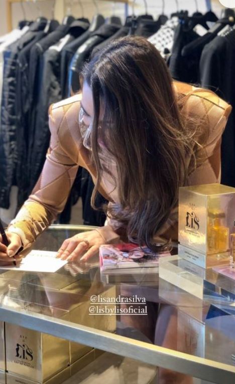 Lisandra Silva firmando autógrafos vendiendo su perfume