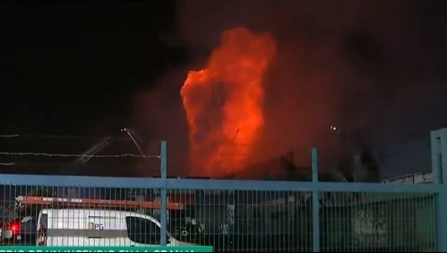 Una fuerte explosión se vivió en medio de un incendio en La Granja: Hay bomberos lesionados