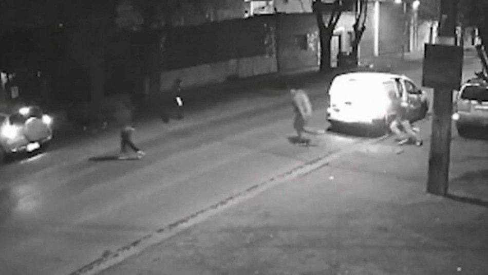 sujetos-en-partner-blanca Buscan a delincuentes que asaltan en Quinta Normal utilizando una camioneta blanca