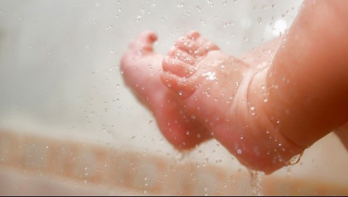 Conmoción por muerte de bebé en Gales: su madre la dejó sola mientras se bañaba