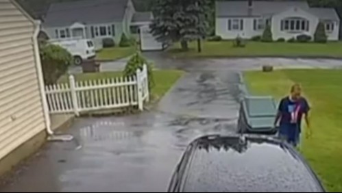 Video muestra cómo un hombre se salvó milagrosamente de ser impactado por un rayo