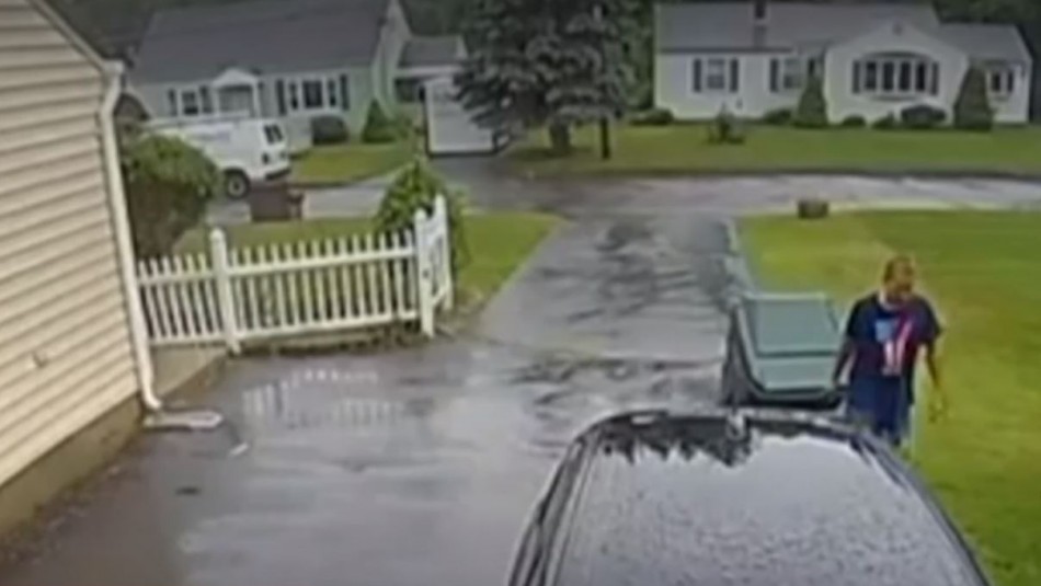 Video muestra cómo un hombre se salvó milagrosamente de ser impactado por un rayo