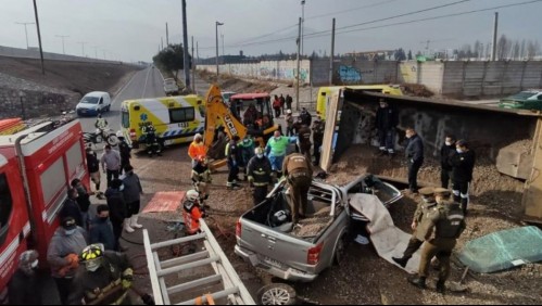 Grave accidente en Acceso Sur: Camión volcó sobre camioneta y existe una persona atrapada