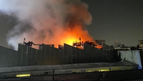 Mujer falleció en incendio ocurrido en centro de Santiago: Dos viviendas resultaron afectadas