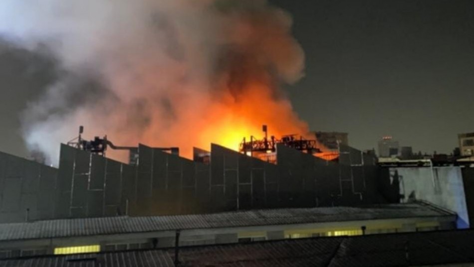 Mujer falleció en incendio ocurrido en centro de Santiago: Dos viviendas resultaron afectadas