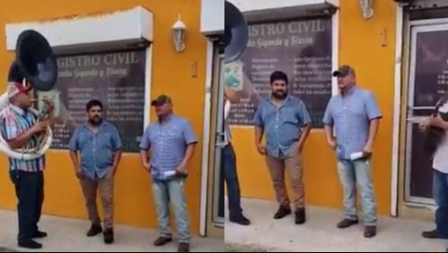 Hombre lleva una banda de músicos al registro civil para festejar la firma de su divorcio