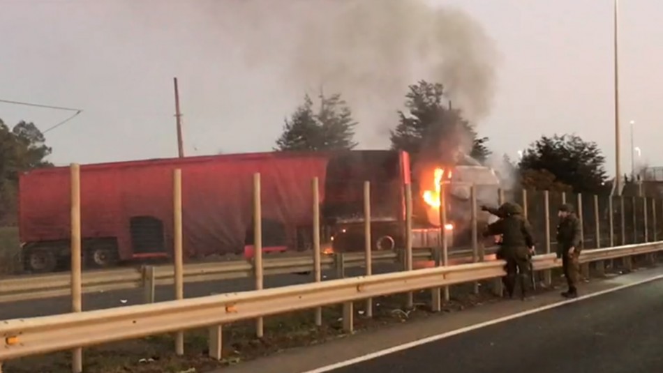 Camión es incendiado en Región de La Araucanía: Grupo de encapuchados le prendió fuego Camión es incendiado en Región de La Araucanía: Grupo de encapuchados le prendió fuego
