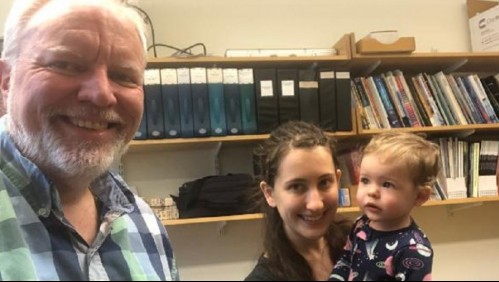 Profesor instala cuna para que su alumna lleve a su bebé a clases y no abandone la carrera