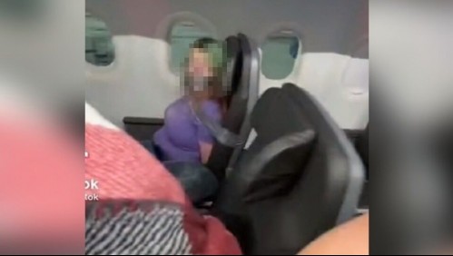 '¡Necesito salir!': Mujer fue amarrada tras intentar abrir puerta de avión en pleno vuelo