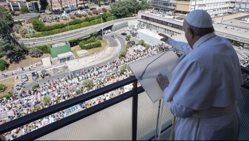 El papa Francisco saluda a los fieles desde el balcón del hospital de Roma donde está internado