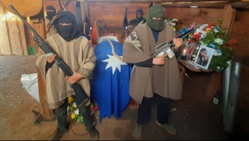 Con escopetas y un fusil M16 escoltan féretro de integrante de la CAM en La Araucanía