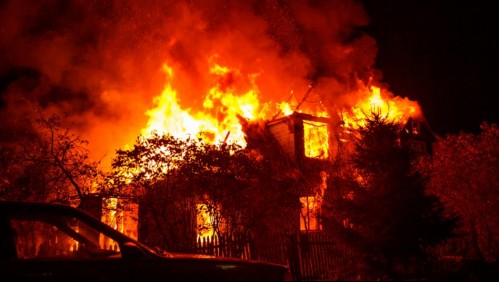 Mujer incendia su casa con su esposo adentro para darle una lección: estaba harta del desorden