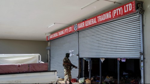 Diez muertos en estampida durante saqueo a un centro comercial de Sudáfrica