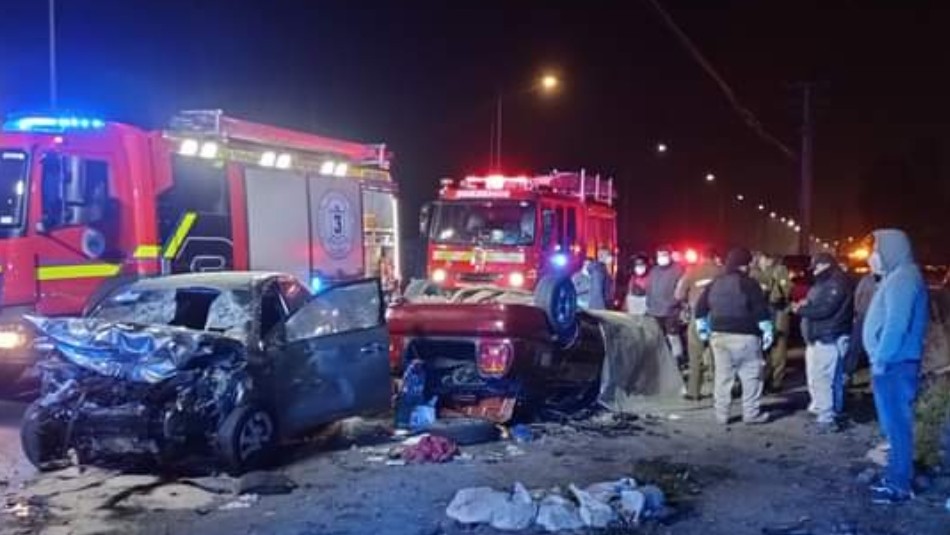 Choque frontal entre dos vehículos en La Pintana: Uno de los conductores falleció Choque frontal entre dos vehículos en La Pintana: Uno de los conductores falleció