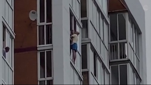 Hombre amenaza con lanzar a niño de 3 años desde un piso 13: exigía hablar con su esposa