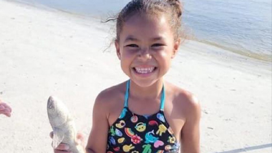Niña de 7 años muere por una bala perdida que atravesó la pared de su pieza mientras dormía Niña de 7 años muere por una bala perdida que atravesó la pared de su pieza mientras dormía