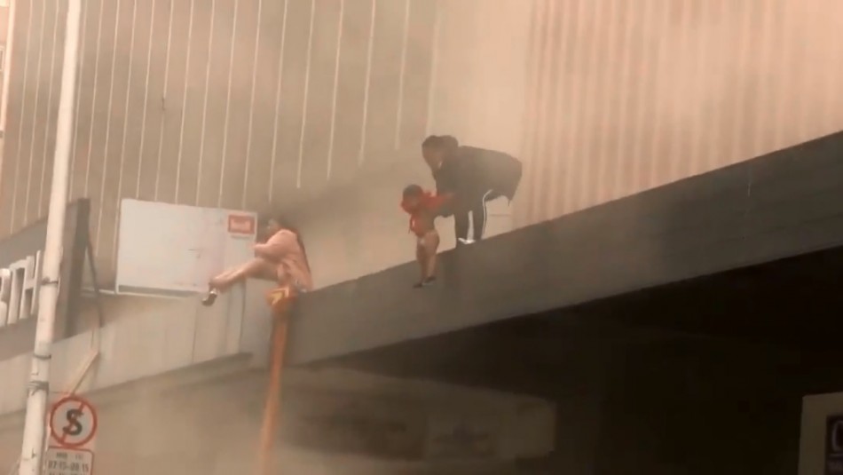 Mujer lanza a su hija de dos años para salvarla de incendio en medio de protestas en Sudáfrica Mujer lanza a su hija de dos años para salvarla de incendio en medio de protestas en Sudáfrica