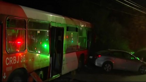 Bus impacta a cuatro vehículos que estaban estacionados: Se presume falla en los frenos