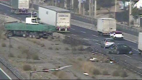 Colisión de 4 vehículos terminó con acoplado de un camión en bandejón central en Vespucio Sur