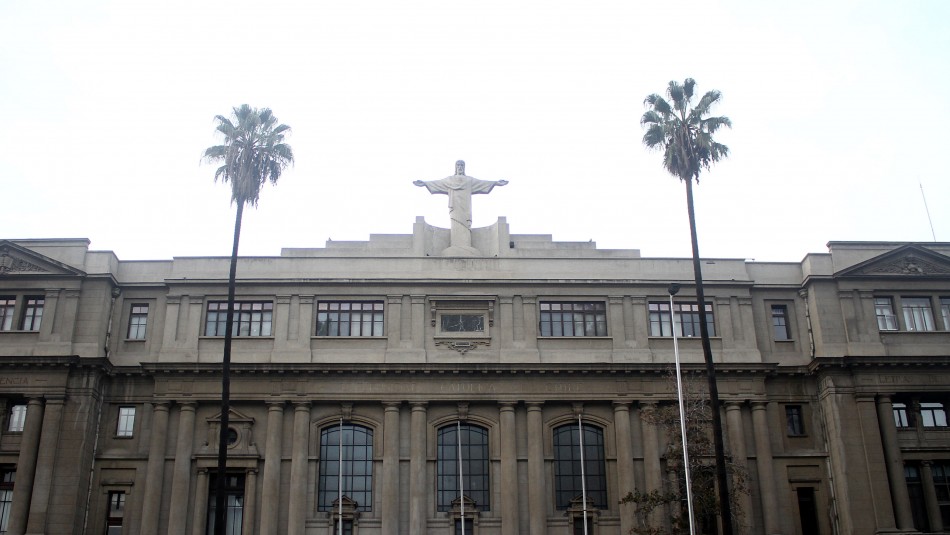 Estudiantes mujeres de la UC logran histórico logro: diploma podrá registrarse en femenino Estudiantes mujeres de la UC logran histórico logro: diploma podrá registrarse en femenino