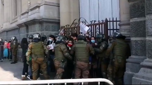 Detienen a dos constituyentes durante manifestación por presos del estallido