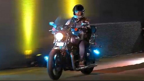 Montada en su moto: La espectacular llegada de Priscilla Vargas a Mega