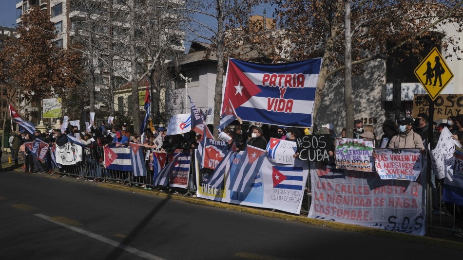Una persona resultó herida: Manifestantes se enfrentaron en las afueras del consulado de Cuba