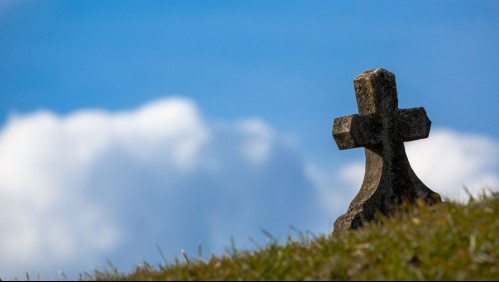 Mujer desenterró el cuerpo de su madre y lo mantuvo en su casa tres días: Temía que lo robaran