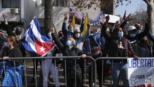 Siguen incidentes en el consulado de Cuba en Chile: Reportan 2 personas detenidas y 3 lesionadas