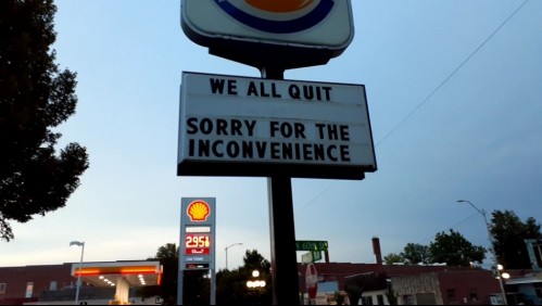 'Nos fuimos todos': Empleados de local de comida renuncian en masa y dejan mensaje en cartel