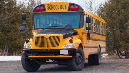 Quedó atrapada en la puerta: Video muestra cuando niña es arrastrada por bus escolar