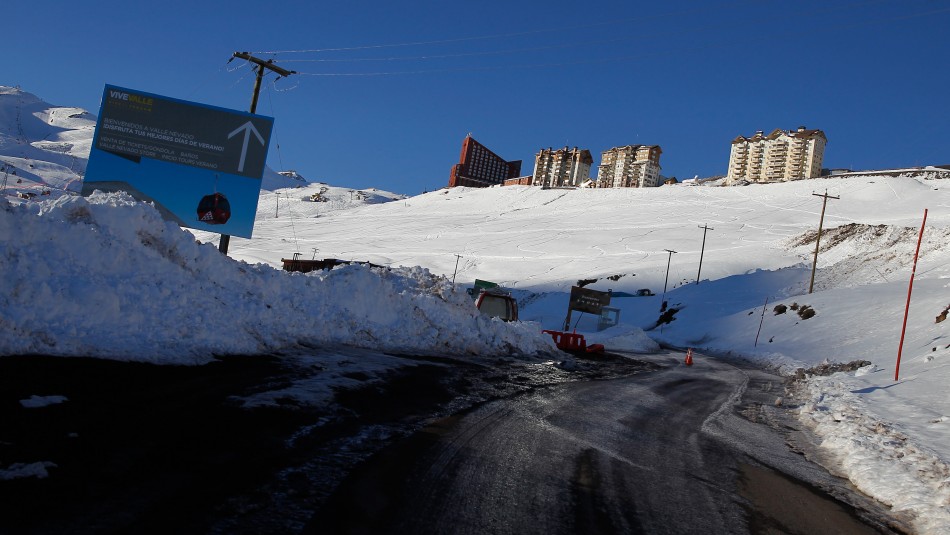 Carabineros rescató a tres personas que se extraviaron en el sector de Valle Nevado Carabineros rescató a tres personas que se extraviaron en el sector de Valle Nevado