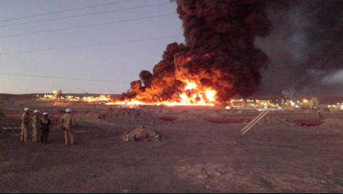 Gran incendio afecta a planta de SQM en Pozo Almonte: habría materiales peligrosos en el lugar