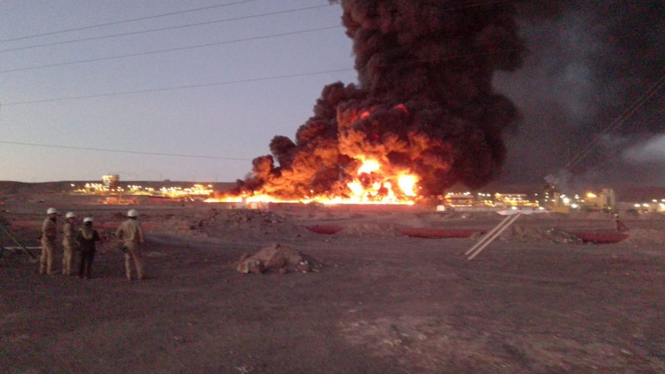 Gran incendio afecta a planta de SQM en Pozo Almonte: habría materiales peligrosos en el lugar Gran incendio afecta a planta de SQM en Pozo Almonte: habría materiales peligrosos en el lugar
