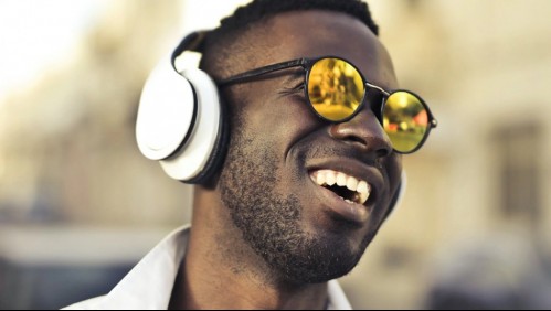 Las nuevas fiestas silenciosas con audífonos inalámbricos para evadir restricciones por Covid-19