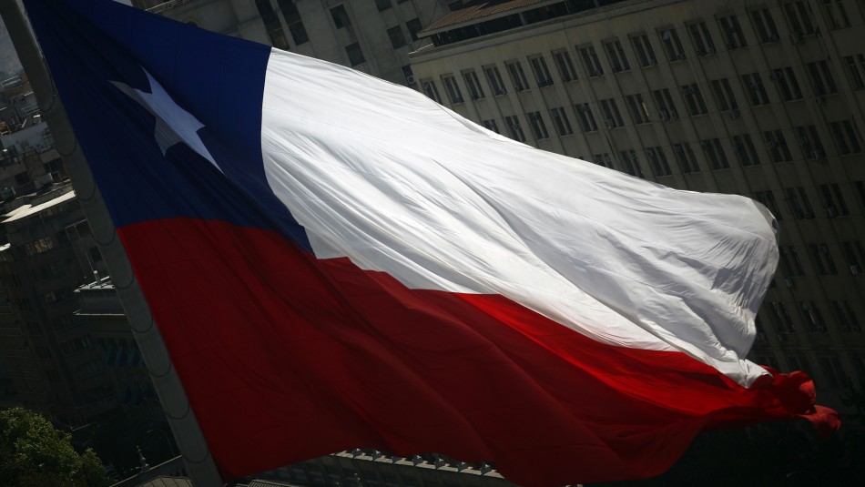 bandera-de-chile Presentan proyecto que sanciona a quienes ofendan el himno, escudo y bandera nacional