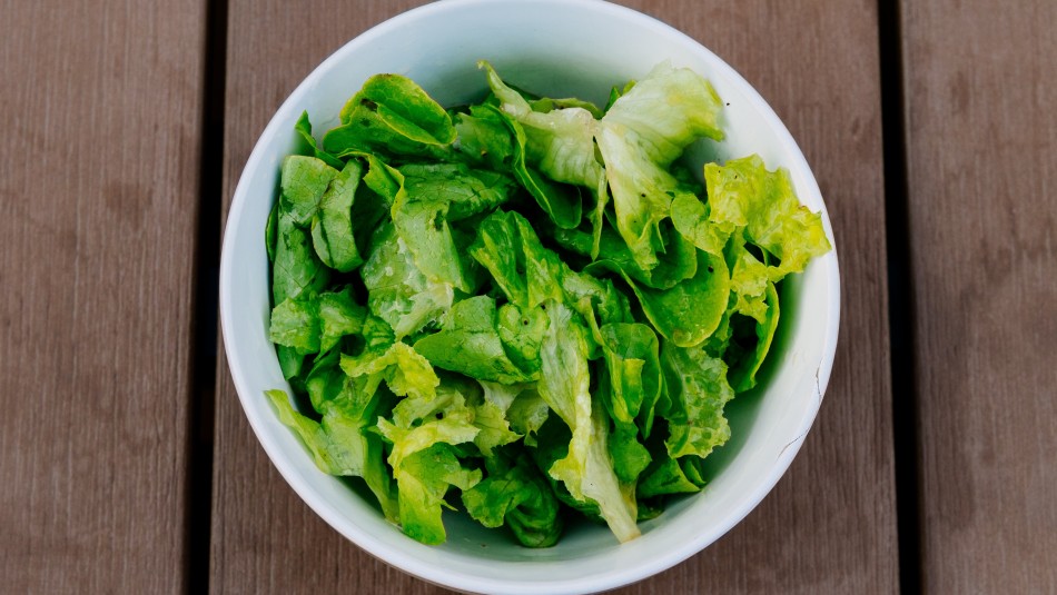 Cómo guardar la lechuga correctamente para que dure más y no enfermarte Cómo guardar la lechuga correctamente para que dure más y no enfermarte