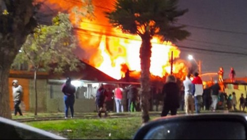 Voraz incendio en Renca: Bomberos trabaja para evitar su propagación