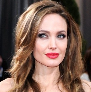 Angelina Jolie sorprende con un atrevido escote en un vestido casual al graduar a apicultoras Angelina Jolie sorprende con un atrevido escote en un vestido casual al graduar a apicultoras