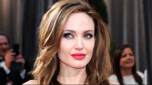 Angelina Jolie sorprende con un atrevido escote en un vestido casual al graduar a apicultoras