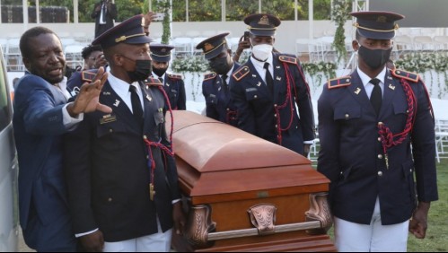 Haití despide al asesinado Presidente Jovenel Moise en medio de disparos y violencia