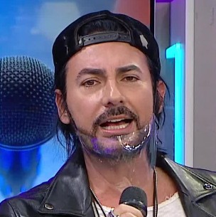 Beto Cuevas lanza cover de Raphael y canta a capela en el Beto Cuevas lanza cover de Raphael y canta a capela en el