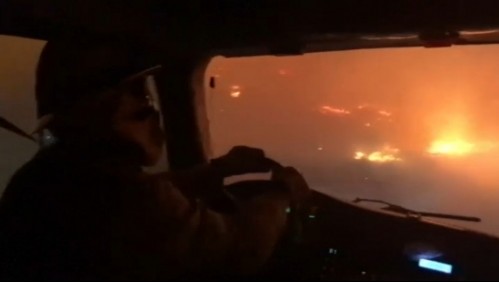 Impresionante video capta a bomberos avanzando entre las brasas de un violento incendio en EEEUU