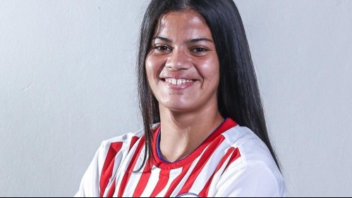 Campeona de fútbol es premiada con un juego de ollas y las redes se llenan de indignación