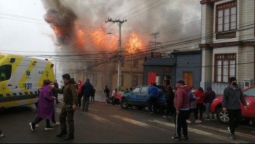 Violento incendio afectó a un hogar de ancianos en Valparaíso: Todos fueron evacuados