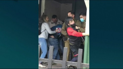 Tres sujetos protagonizaron riña afuera de comisaría en El Quisco: Uno de ellos era carabinero