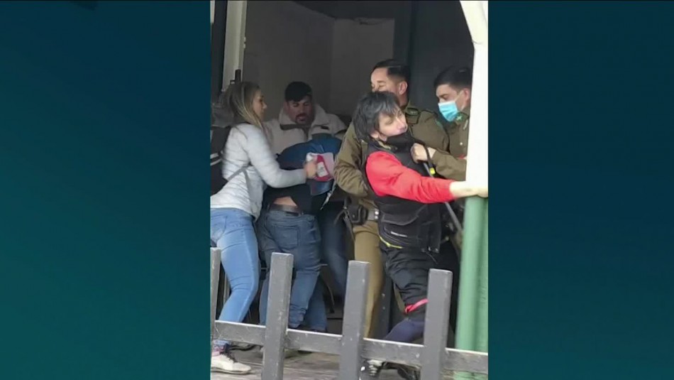 Tres sujetos protagonizaron riña afuera de comisaría en El Quisco: Uno de ellos era carabinero Tres sujetos protagonizaron riña afuera de comisaría en El Quisco: Uno de ellos era carabinero